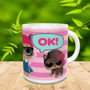 Taza de cerámica blanca con rayas rosas, un personaje y una mascota junto al texto OK! sobre superficie de madera.