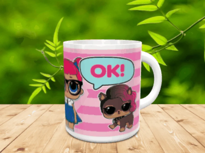Taza de cerámica blanca con rayas rosas, un personaje y una mascota junto al texto OK! sobre superficie de madera.