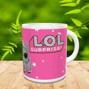 Taza de cerámica blanca con un personaje y el logotipo de LOL Surprise sobre fondo rosa, colocada sobre una superficie de madera.