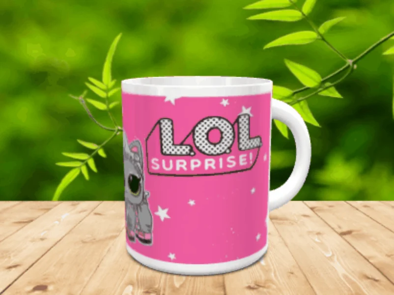 Taza de cerámica blanca con un personaje y el logotipo de LOL Surprise sobre fondo rosa, colocada sobre una superficie de madera.