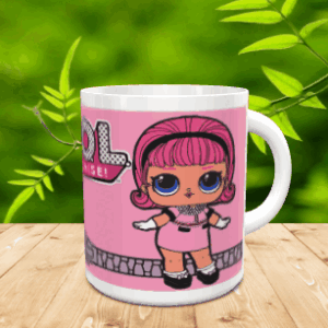 Taza de cerámica blanca con un personaje de pelo rosa y parte del logotipo sobre fondo rosa, situada sobre una superficie de madera.