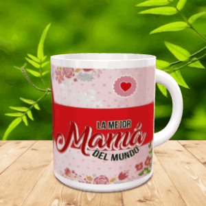 Taza blanca de cerámica personalizada con el texto La mejor mamá del mundo, detalles florales y fondo rosado, apoyada sobre una superficie de madera.