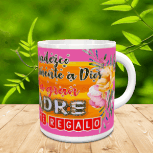 Taza blanca de cerámica personalizada con un diseño floral y un mensaje emotivo dedicado a la madre, sobre superficie de madera.