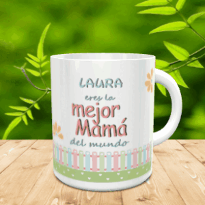 Taza de cerámica blanca personalizada con el texto en tonos pasteles LAURA eres la mejor Mamá del mundo sobre una superficie de madera y fondo verde.