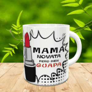 Taza blanca de cerámica personalizada con un diseño estilo cómic que incluye una barra de labios y el texto Mamá novata pero bien guapa.