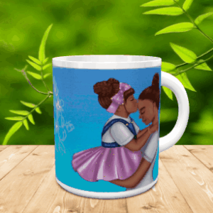 Taza blanca de cerámica personalizada con una ilustración de una niña besando a su madre, sobre una superficie de madera.