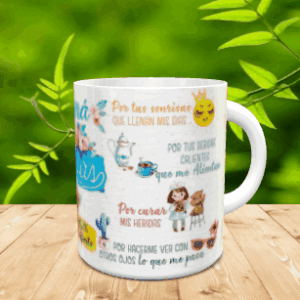 Taza blanca de cerámica con ilustraciones variadas y mensajes dedicados a las madres, colocada sobre una superficie de madera.