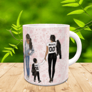 Taza blanca de cerámica personalizada con una ilustración de una madre y sus hijos de espaldas sobre un fondo rosa con motivos florales. La pieza se sitúa sobre una superficie de madera.