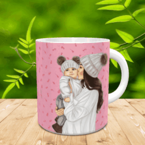 Taza blanca de cerámica personalizada con una ilustración de una madre con gorro abrazando a su bebé sobre fondo rosa y tablones de madera.