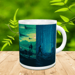 Taza de cerámica blanca con ilustración de temática galáctica en tonos verdes y azules sobre superficie de madera.