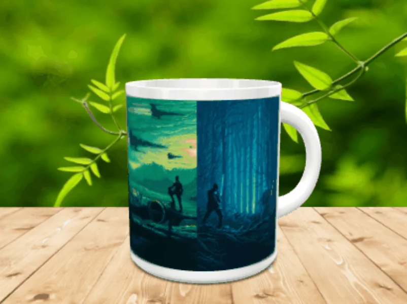 Taza de cerámica blanca con ilustración de temática galáctica en tonos verdes y azules sobre superficie de madera.