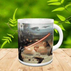 Taza de cerámica blanca con una ilustración de personajes y un sable láser rojo sobre fondo espacial. La pieza descansa sobre una superficie de madera.