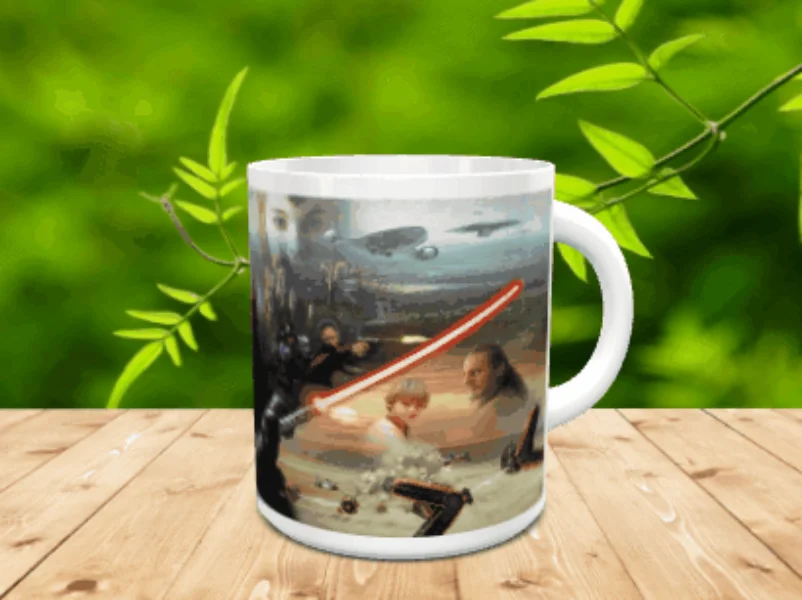 Taza de cerámica blanca con una ilustración de personajes y un sable láser rojo sobre fondo espacial. La pieza descansa sobre una superficie de madera.