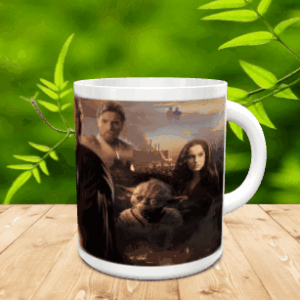 Taza de cerámica blanca decorada con la ilustración de varios personajes sobre una superficie de madera.