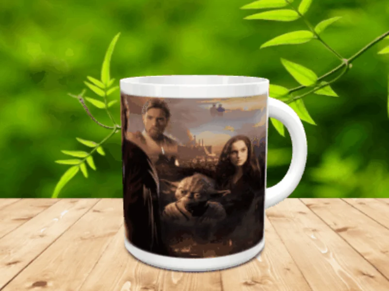 Taza de cerámica blanca decorada con la ilustración de varios personajes sobre una superficie de madera.