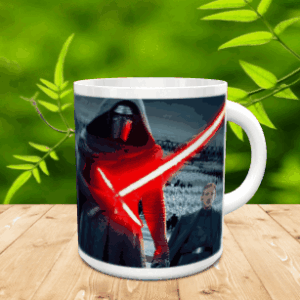 Taza de cerámica blanca decorada con la imagen de un personaje con capa y sable láser rojo sobre fondo oscuro, apoyada en una superficie de madera.