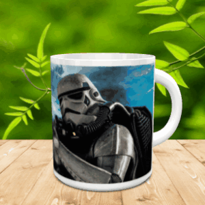 Taza de cerámica blanca decorada con la ilustración de un soldado imperial sobre un fondo azulado, apoyada en una superficie de madera.