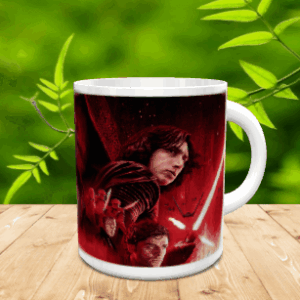 Taza de cerámica blanca decorada con una ilustración de personajes en tonos rojos, apoyada sobre una superficie de madera.