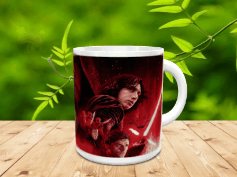 Taza de cerámica blanca decorada con una ilustración de personajes en tonos rojos, apoyada sobre una superficie de madera.
