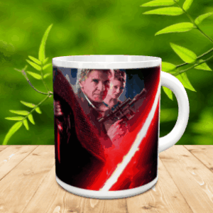 Taza de cerámica blanca decorada con una ilustración de personajes de Star Wars y un haz de luz roja sobre superficie de madera.