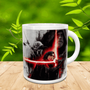 Taza de cerámica blanca decorada con la ilustración de un personaje empuñando un sable láser rojo y otros personajes al fondo. Ref. stars-2x
