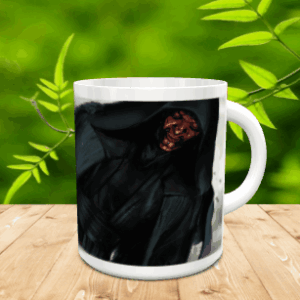 Taza de cerámica blanca decorada con la ilustración de un personaje con capucha oscura sobre una superficie de madera.