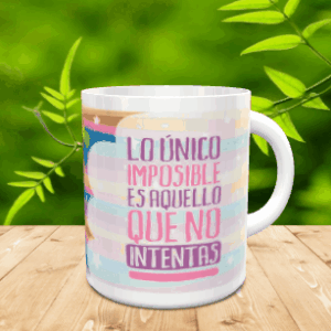 Taza de cerámica blanca con frase motivacional y fondo pastel sobre superficie de madera.