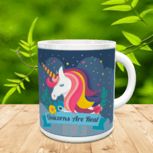 Taza de cerámica blanca con diseño ilustrado de un unicornio y texto en una superficie de madera.