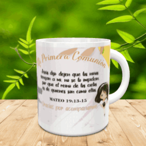 Taza de cerámica blanca decorada con una ilustración infantil, la frase Mi Primera Comunión y un versículo bíblico sobre fondo claro. Ref. comuninax