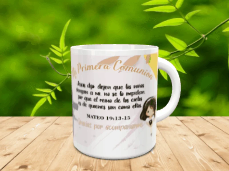 Taza de cerámica blanca decorada con una ilustración infantil, la frase Mi Primera Comunión y un versículo bíblico sobre fondo claro. Ref. comuninax