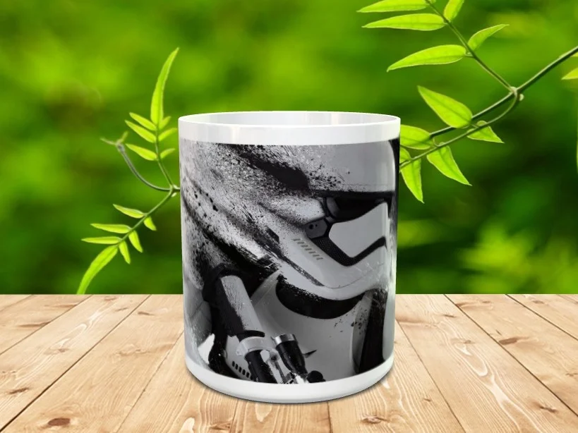 Taza de ceramica blanca decorada con la ilustracion en blanco y negro de un soldado imperial sobre una superficie de madera.