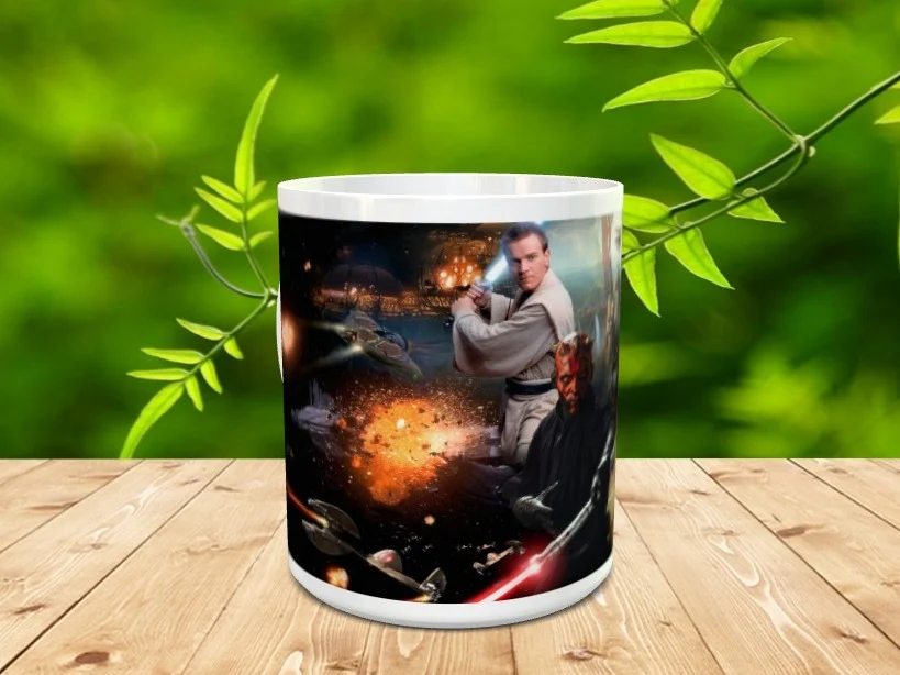 Taza de cerámica blanca decorada con la ilustración de varios personajes y naves espaciales, destacando a un personaje con un sable láser azul ref star-5x