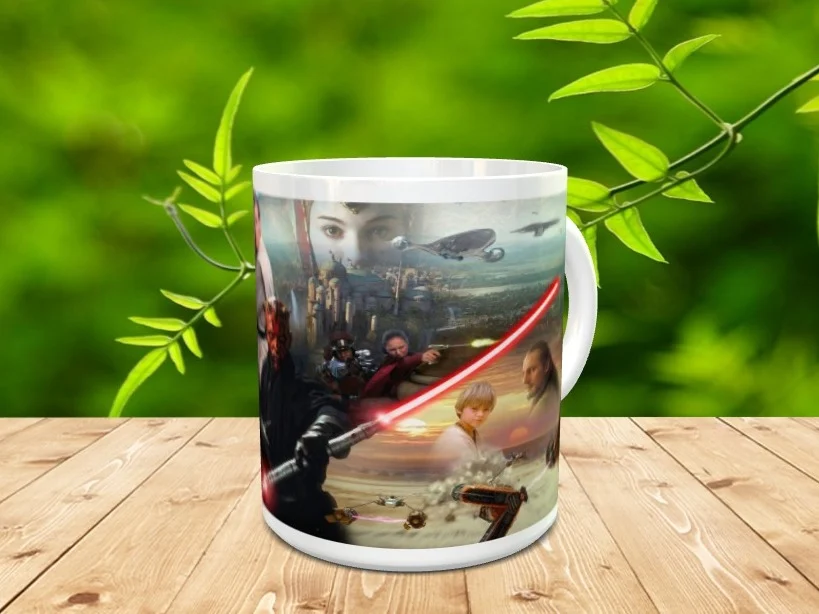 Taza de cerámica blanca decorada con una ilustración de varios personajes y un sable láser rojo, sobre una superficie de madera.