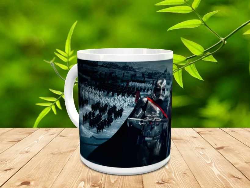 Taza de cerámica blanca con una ilustración inspirada en Star Wars sobre una superficie de madera.