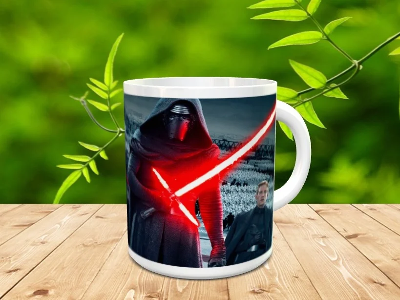 Taza de cerámica blanca con una ilustración de Kylo Ren sosteniendo un sable láser rojo encendido. La pieza descansa sobre una superficie de madera.