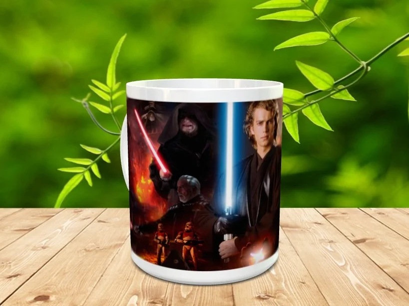 Taza de cerámica blanca decorada con una ilustración de personajes de Star Wars como Anakin Skywalker con sable láser azul y Darth Sidious con sable rojo.