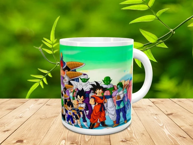 Taza de cerámica blanca con diseño impreso de múltiples personajes del universo anime sobre fondo de paisaje, apoyada en una superficie de madera.