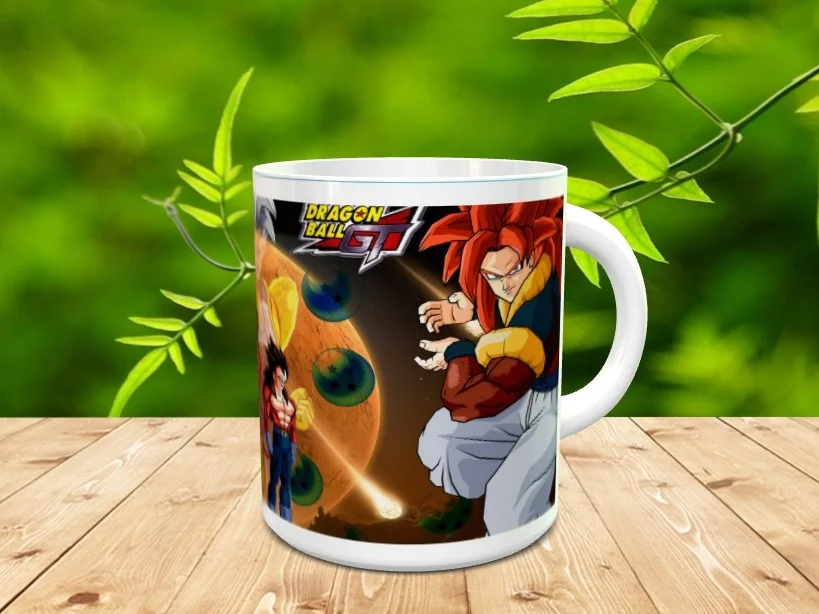 Taza blanca de cerámica personalizada con una ilustración de personajes del universo anime sobre superficie de madera.