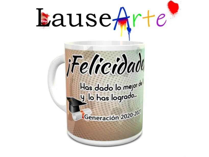 Maqueta de taza blanca de cerámica con un diseño personalizado de graduación que incluye una birreta, un diploma y el texto de felicitación.