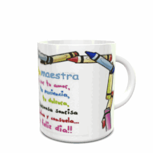 Maqueta de taza blanca de cerámica con asa lateral, decorada con un diseño escolar de ceras de colores y texto manuscrito de agradecimiento para docentes.