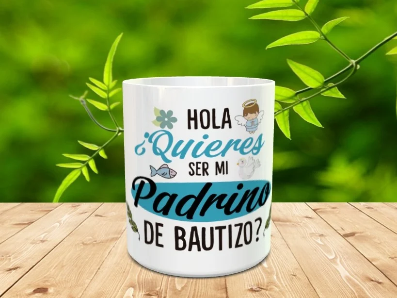 Taza de cerámica blanca personalizada con la pregunta ¿Quieres ser mi padrino de bautizo? y motivos infantiles sobre una superficie de madera.