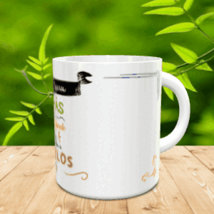 Taza blanca de cerámica con mensaje para abuelos decorada con pancarta negra y letras en tonos verdes y naranjas sobre superficie de madera.