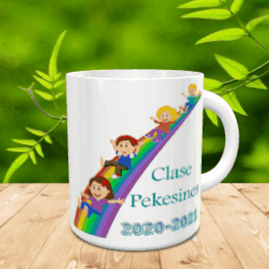 taza blanca de cerámica personalizada con ilustración de niños en un arcoíris y texto Clase Pekesines 2020-2021.