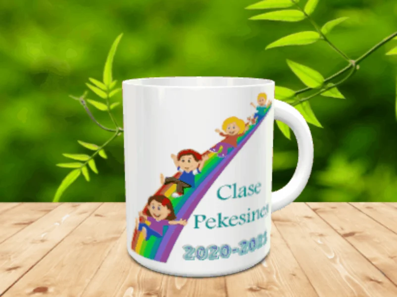 taza blanca de cerámica personalizada con ilustración de niños en un arcoíris y texto Clase Pekesines 2020-2021.