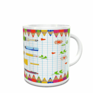taza blanca de cerámica en movimiento con un diseño escolar de lápices y fondo de cuadrícula, mostrada de frente con asa a la derecha. Ref. 5