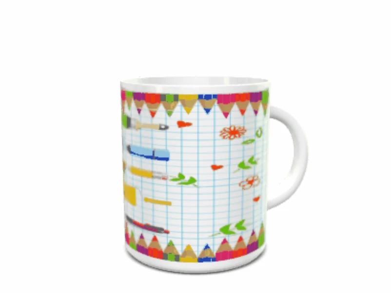 taza blanca de cerámica en movimiento con un diseño escolar de lápices y fondo de cuadrícula, mostrada de frente con asa a la derecha. Ref. 5