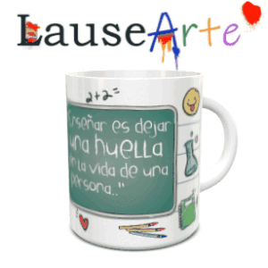 Maqueta de taza blanca de cerámica con una ilustración de pizarra y la frase Enseñar es dejar huella.