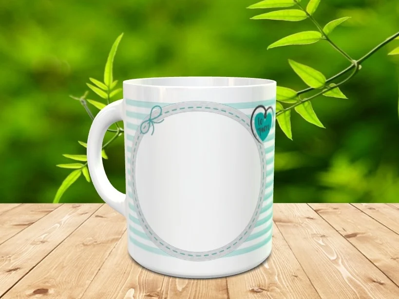 Taza blanca de ceramica con rayas horizontales turquesas, un marco redondo punteado personalizable para foto y un pequeno corazon con la frase te quiero. Se presenta sobre una superficie de madera.