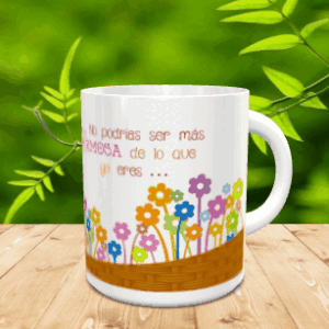 Taza blanca de cerámica con un diseño de cesto inferior lleno de coloridas flores y la frase No podrías ser más hermosa, sobre una superficie de madera.