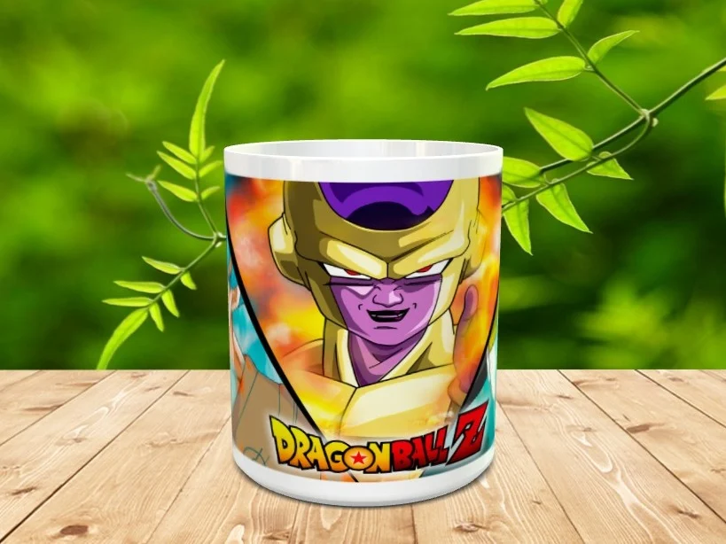 Taza de cerámica blanca con una ilustración de un personaje antagonista de animación y el logotipo de Dragon Ball Z, apoyada sobre una superficie de madera.